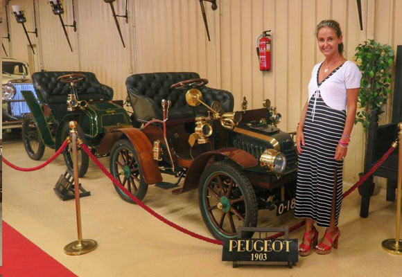 Carla junto a un Peugeot de 1903