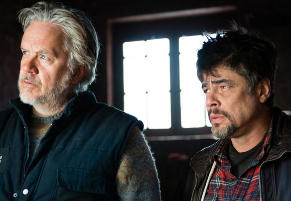 Tim Robbins y Benicio del Toro en 'Un día Perfecto'. Foto: Red Carpet Films