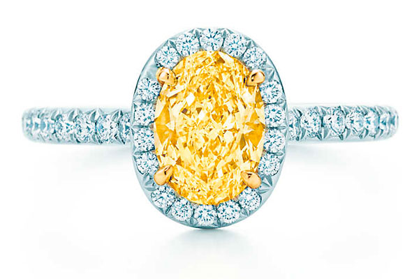 Sortija Tiffanys de diamante amarillo. Haz clic para comprarla