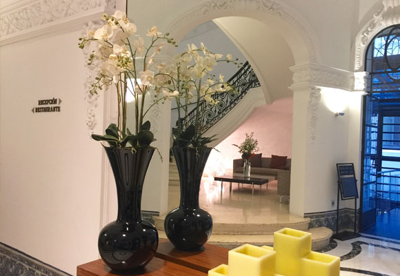 Pasillo de la recepcion con arreglo de orquídeas falsas en hotel AC Palacio del Retiro 