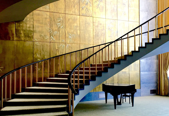 Impresionante escalera en el hotel Ritz de Lisboa