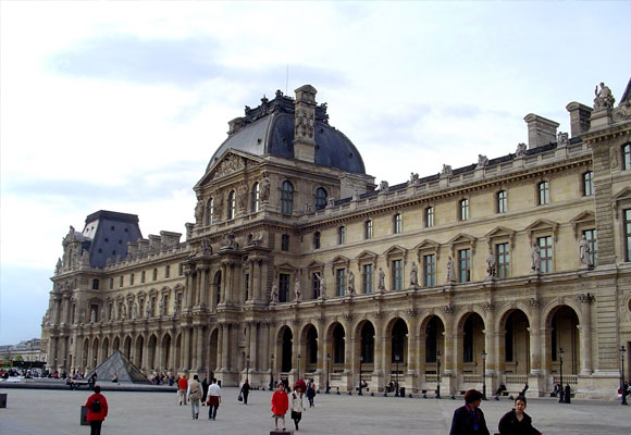 Fachada del museo Louvre