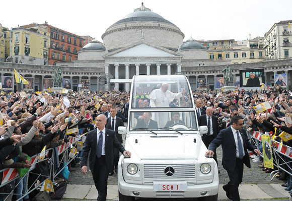 El Papa Francisco utiliza muy esporádicamente el Mercedes heredado de Benedicto XVI