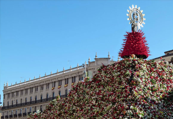 El día de la ofrenda floral la Virgen luce un manto de más de 7 millones de flores