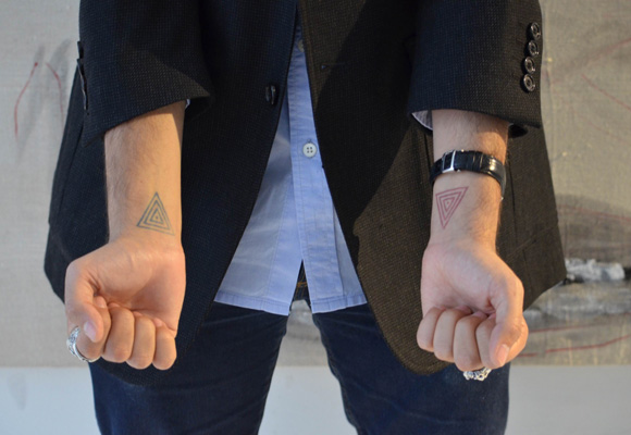 Detalle de los tatuajes de Waël Mechri-Yver durante la entrevista en NY