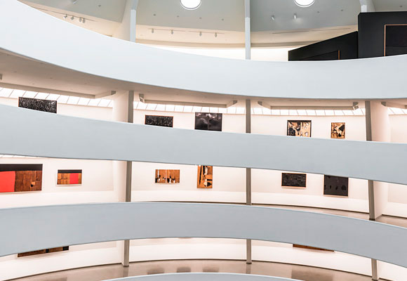 Vista de la instalación de 'Alberto Burri : El Trauma de Pintura "en el Museo Solomon R. Guggenheim (Foto : David Heald / Fundación Solomon R. Guggenheim )