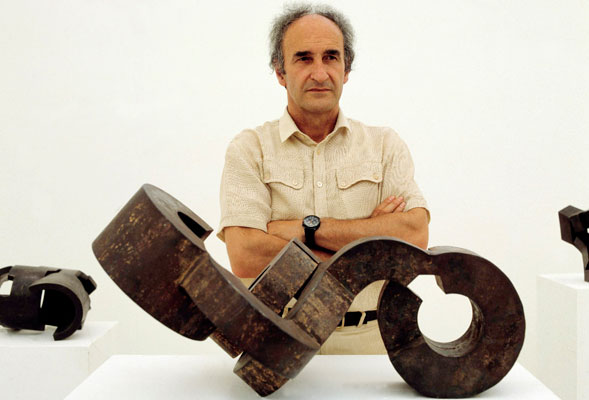 El genial Eduardo Chillida frente a una de sus esculturas