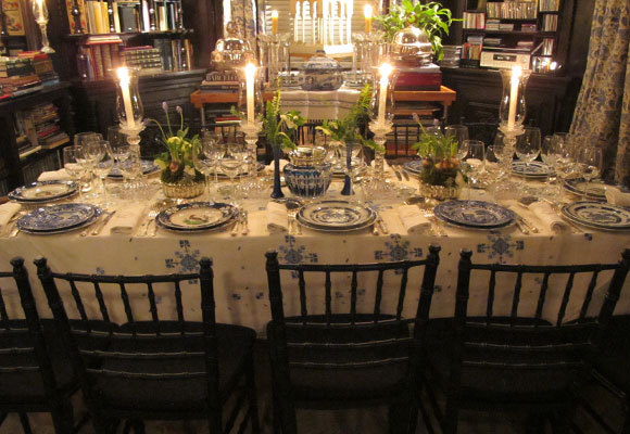 Comida en casa particular con centros de mesa en tonos lavanda, blanco y verde. Foto Inés Urquijo