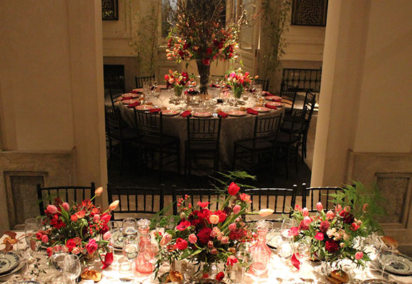 "Tes fleurs sont sublime" le dijo Valentino a Inés Urquijo al ver las flores de las mesas en una comida en su honor. Foto Inés Urquijo.jpg
