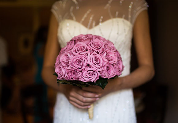 Bouquet de rosas malvas para una novia clásica