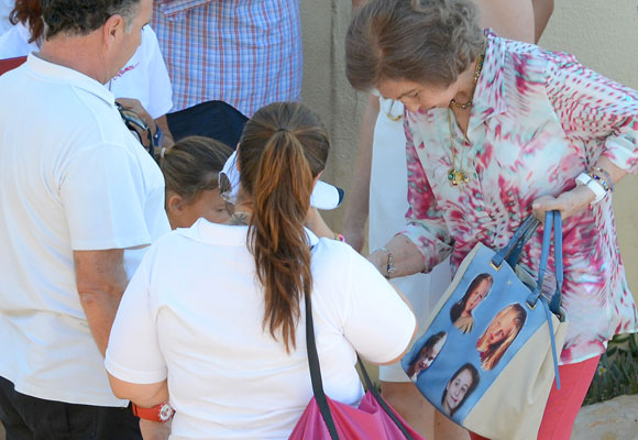 La reina Sofía enseña el bolso personalizado con las fotos de sus nietos