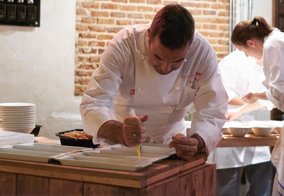 Óscar Velasco fue uno de los primeros chefs en cocinar en el Restorán Mahou