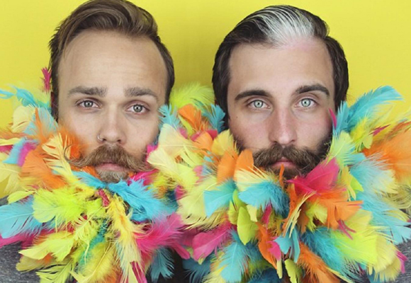Plumas, glitter... ¡Nada se les resiste a The Gay Beards!