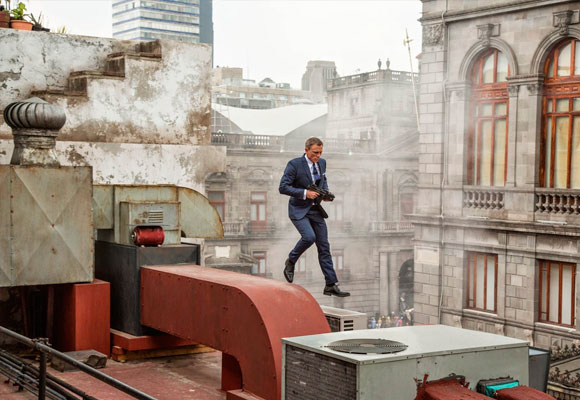 Daniel Craig saltando por las azoteas del centro de México DF