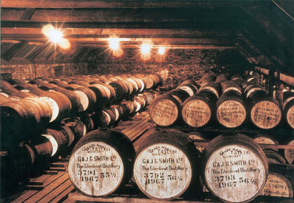 El whisky se elabora de manera artesanal y reposa en barricas de roble