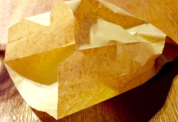 El pan se sirve en una mísera bolsa de papel