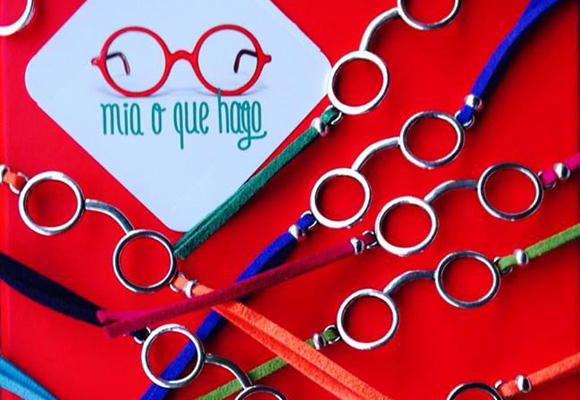 Las pulseras representan las gafas de Merceditas. Son un símbolo solidario