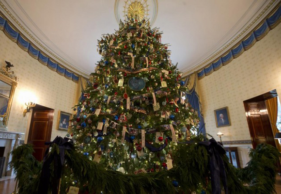 Uno de los muchos árboles que adornan la Casa Blanca en Navidad