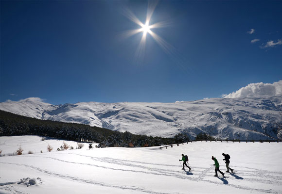 Sierra Nevada ofrece la posibilidad de hacer excursiones con raquetas. Haz clic para saber más