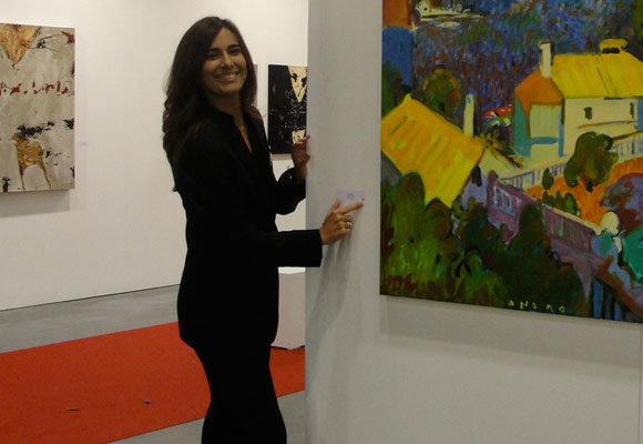 Tamara Kreisler junto a una obra de arte. Foto: Kreislerart