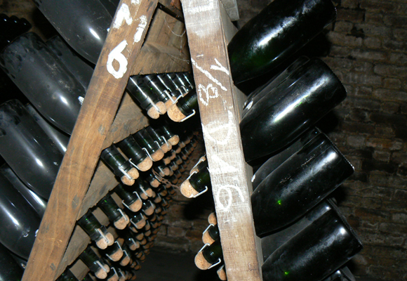 Removido de las botellas en las cavas de la Maison Bollinger