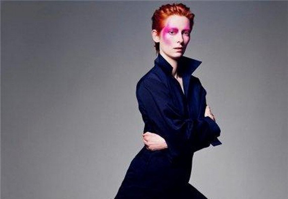 La actriz Tilda Swinton en una editorial de moda inspirada en el artista británico