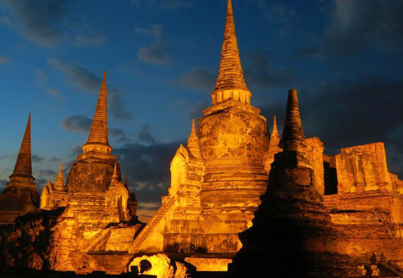 Templo iluminado de Phra Sri Sanphet