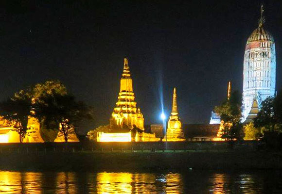 Desde el hotel Sala Ayyuthaya y sus espectaculares vistas a los templos Lañamos al río nuestro Krathong