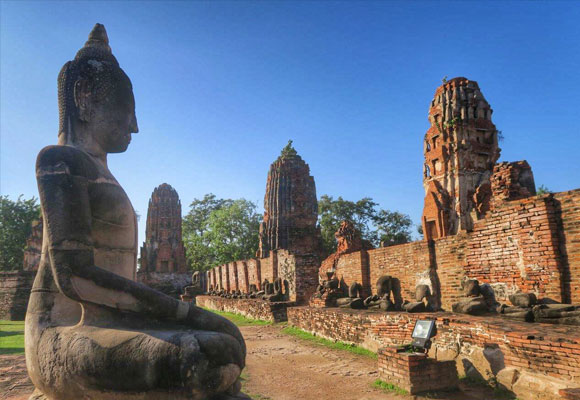 La destrucción birmana del siglo XVIII en el templo de Wat Mana That