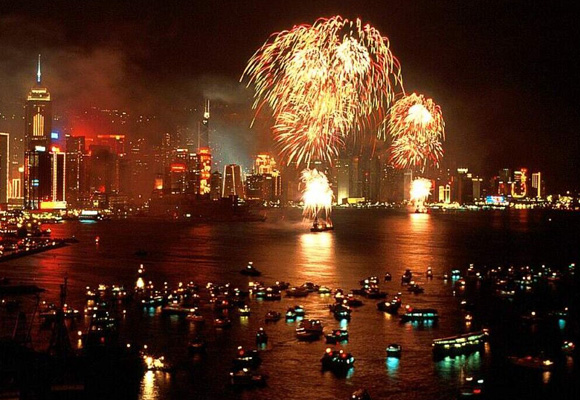 Majestuosos fuegos artificiales en la ciudad de Hong Kong