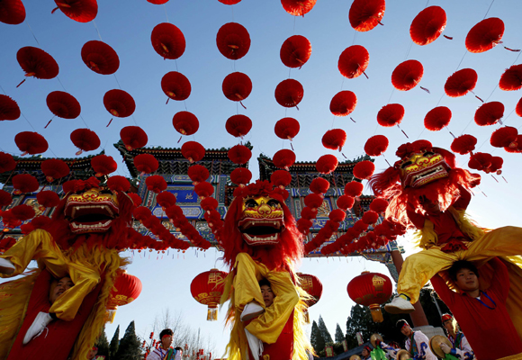 Danza tradicional china para celebrar la entrada del Año Nuevo en Beijing