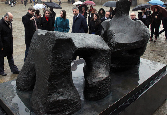 La muestra representa la obra 'en la calle' de Henry Moore