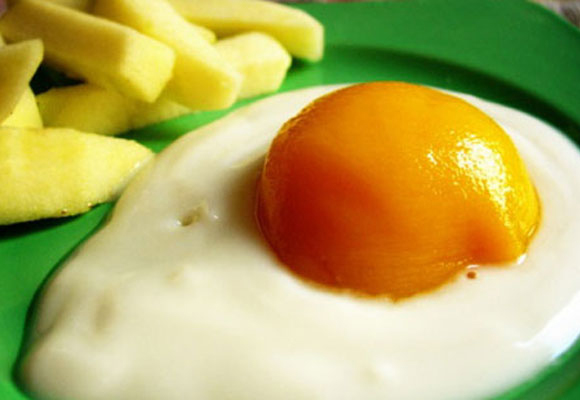 Postre de frutas y yogurt que parece un huevo frito con patatas. ¡Ideal!