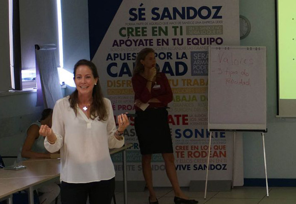 Daniela Pittman y Leticia Ponce imparten el seminario de la felicidad