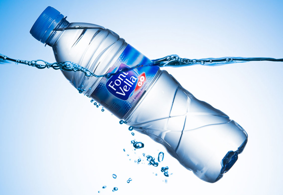 Cada día, al menos deberías beber 250 ml de agua mineral. Compra aquí Font Vella