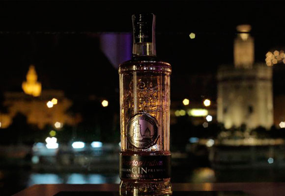 La botella es un claro homenaje a Sevilla y uno de sus símbolos, la Torre del Oro