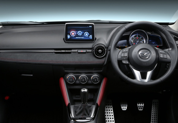 Estilo deportivo también en los interiores de los tres diseños de Mazda