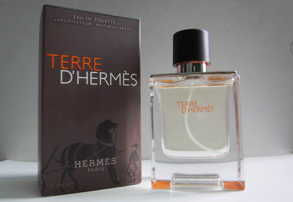 Con notas de naranja y madera, Terre D'Hermés es un perfume para hombres especiales. Compra aquí
