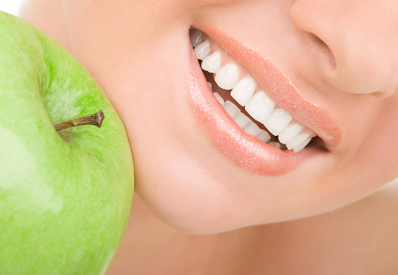 Comer fruta a diario mejora tu salud dental y previene enfermedades