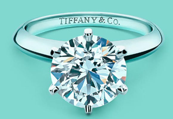 Clásico solitario con brillante de Tiffany & Co. Pincha para comprar