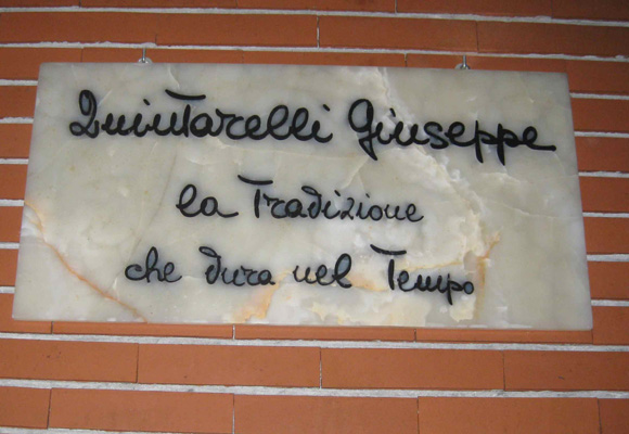 Cartel que recuerda al fundador de la Azienda Giuseppe Quintarelli