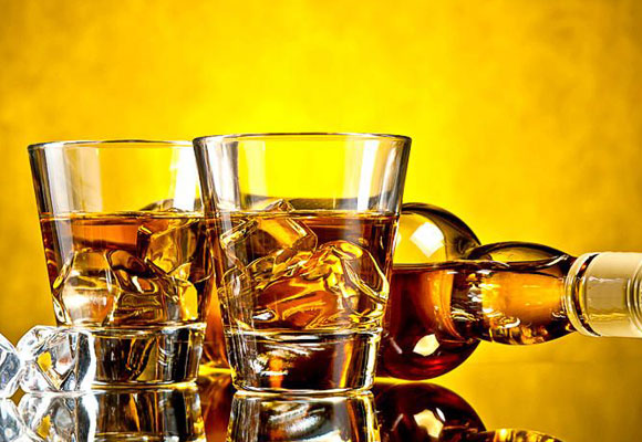 Las bebidas alcohólicas hacen que produzcamos menos saliva