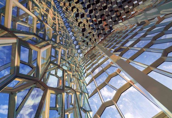 Los 9.300 paneles de vidrio están sujetos a la estructura metálica mediante silicona estructural 