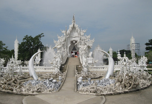 El blanco del templo representa la pureza del Budismo