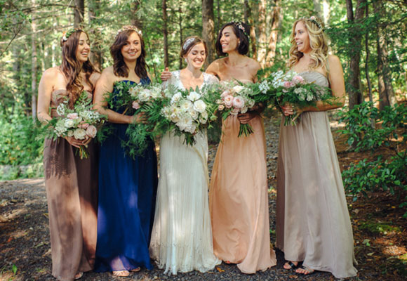 La novia y las damas de honor con bouquets de Ariel en un bosque a las afueras de Nueva York. Foto Golden Hour Studios.