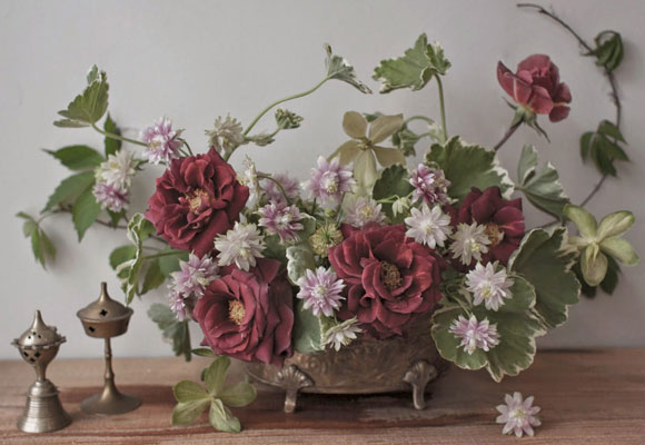 La diseñadora tiene preferencia por los bodegones y realiza románticas composiciones con flores de temporada. Foto de Ariel Dearie.