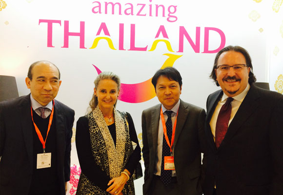 A mi derecha Khun Tanes Petsuwan - Ditector Ejecutivo de Turismo de Tailandia para Europa, Oriente Medio y Norte de África y a mi izquierda Khun Pricha Nawongs Director General de Thai Airways para Europa