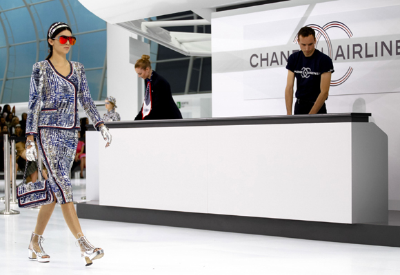 Desfile de Chanel inspirado en un aeropuerto