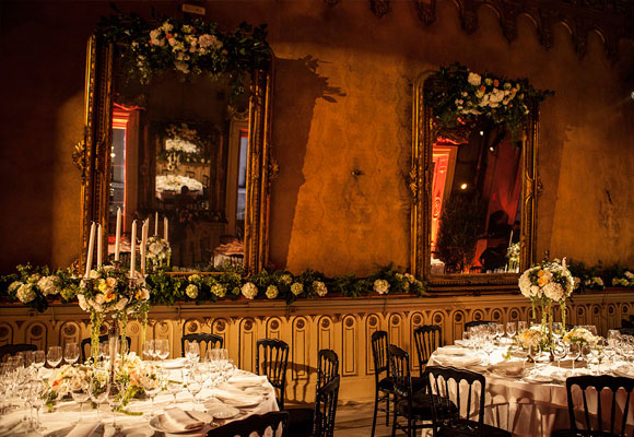 Un palaciego salón con espejos para Balenciaga con flores de Elizabeth Blumen. Fotografía Francho Lazaro