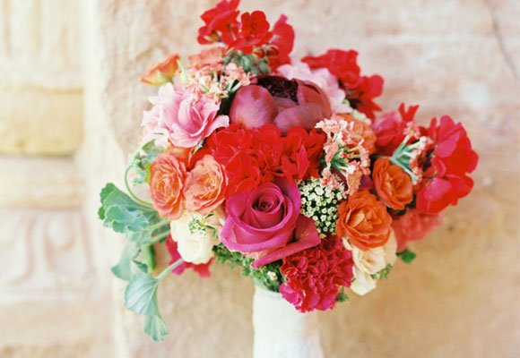 Rosas de jardín, mini rosas, peonías, geranios y claveles. Un alegre bouquet en tonos rojo y naranjo. Fotografía Elizabeth Blumen
